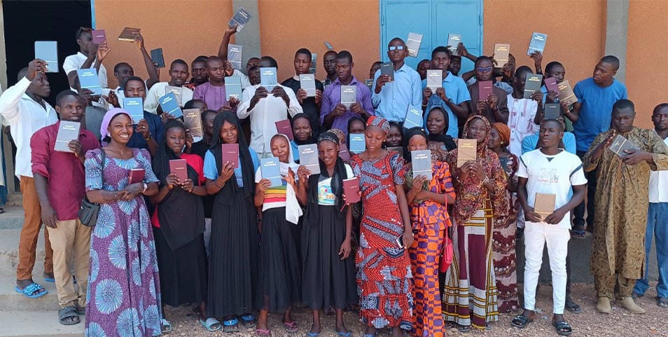 Distribution de bibles à des chrétiens persécutés